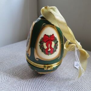 Mr. Christmas Oval Egg Music Box Ornament | The First Noel | Christmas Wreath